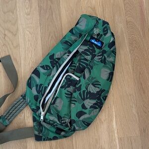 Monstera pattern Kavu rope sling bag